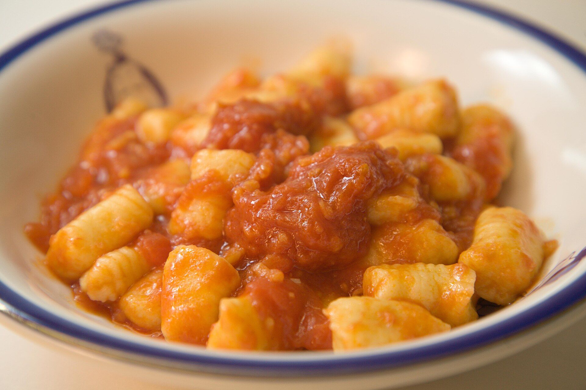 Un bol de gnocchis à la sauce tomate