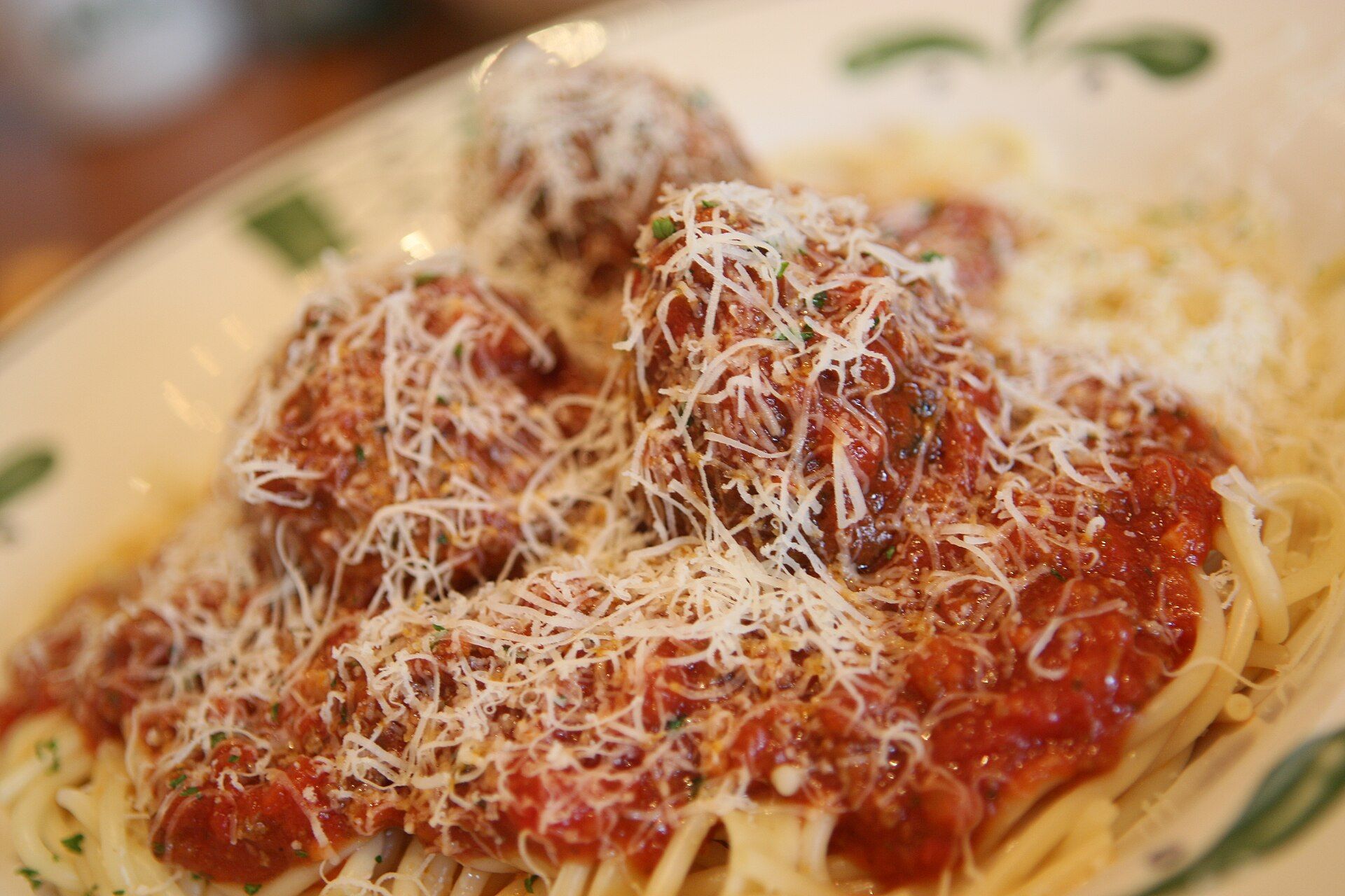 Des spaghetti aux boulettes de viande, sauce tomate et parmesan râpé